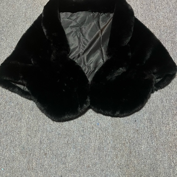 Elegant Black Faux Fur Women's Jacket - Picture 1 of 2